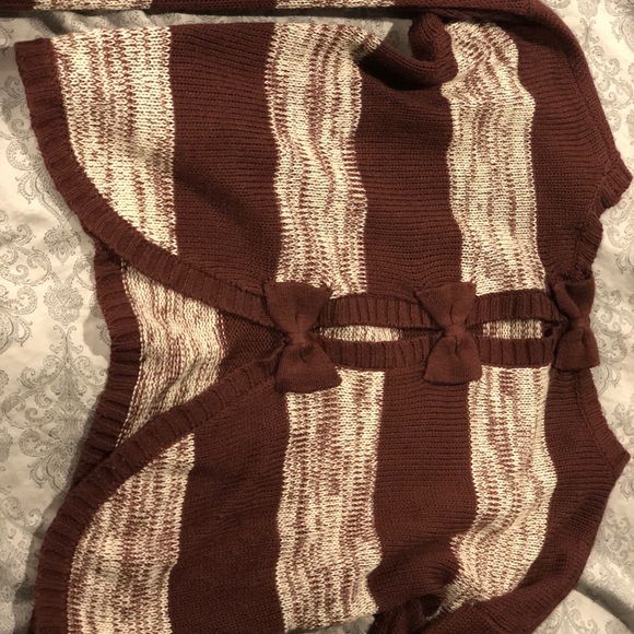 Crop sweater with bow detail in back - Picture 1 of 6